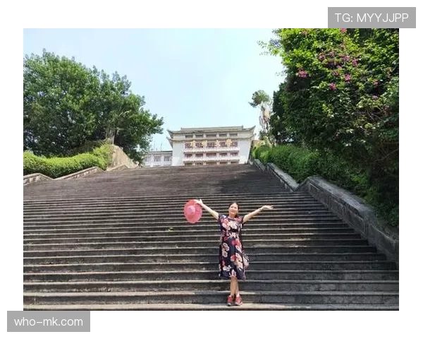 蒋林静晒家居照，我的衣橱像小卖部，她的像私人博物馆